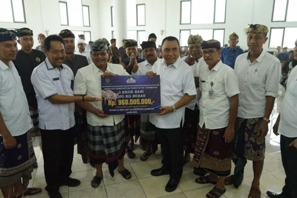 Serahkan BKK serta Bantuan Babi Untuk Desa Adat se-Jembrana