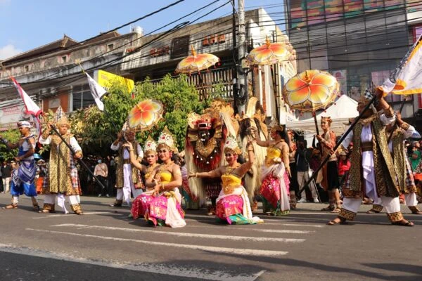 Parade Budaya Tutup HUT Kota Negara ke-130 dengan Meriah dan Semangat Gotong Royong