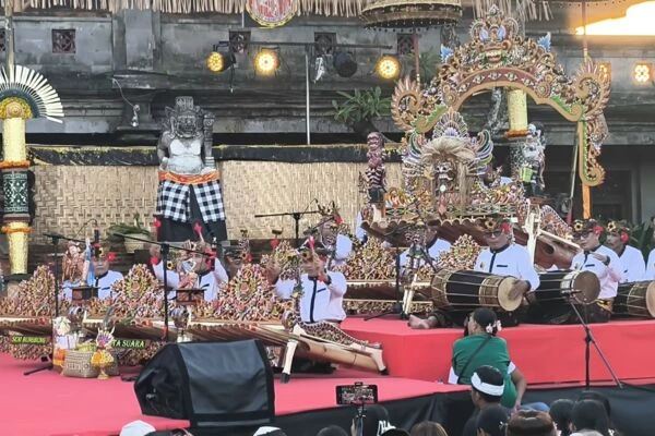 Utsawa (Parade) Joged Bumbung Tradisi.