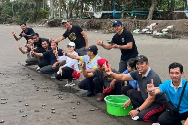 Disparbud Jembrana Turut Serta dalam Pelepasan Tukik di Kurma Asih
