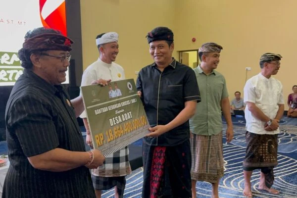 BUPATI JEMBRANA SERAHKAN BANTUAN SUBSIDI OGOH-OGOH DAN BANTUAN KEUANGAN KHUSUS (BKK)
